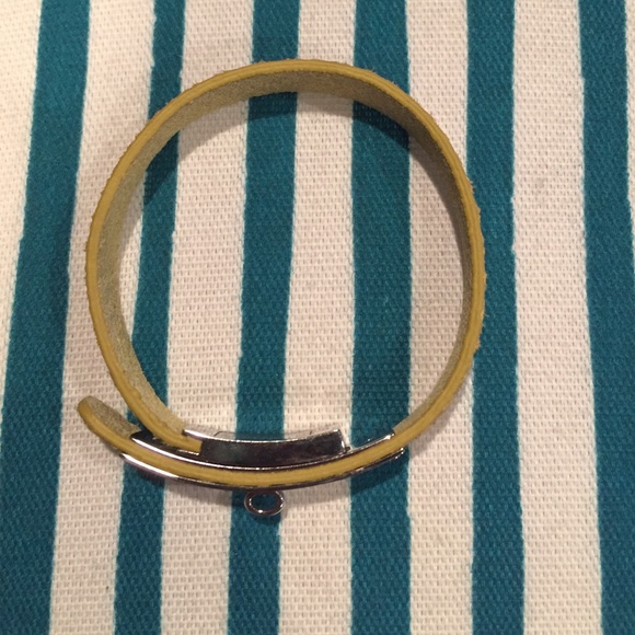 Fossil Yellow Leather Turnlock Wrist Wrap - Picture 3 of 4